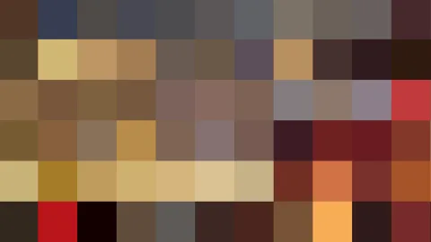 Grobes Mosaik aus braunen, ockerfarbenen, grauen und roten Farbfeldern in einem gleichmäßigen Raster.