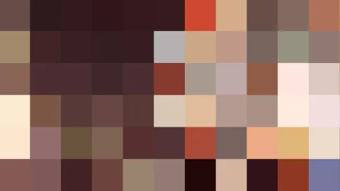 Mosaik aus quadratischen Farbfeldern in Braun-, Rot- und Hauttönen, dazu einzelne helle und blaue Blöcke.