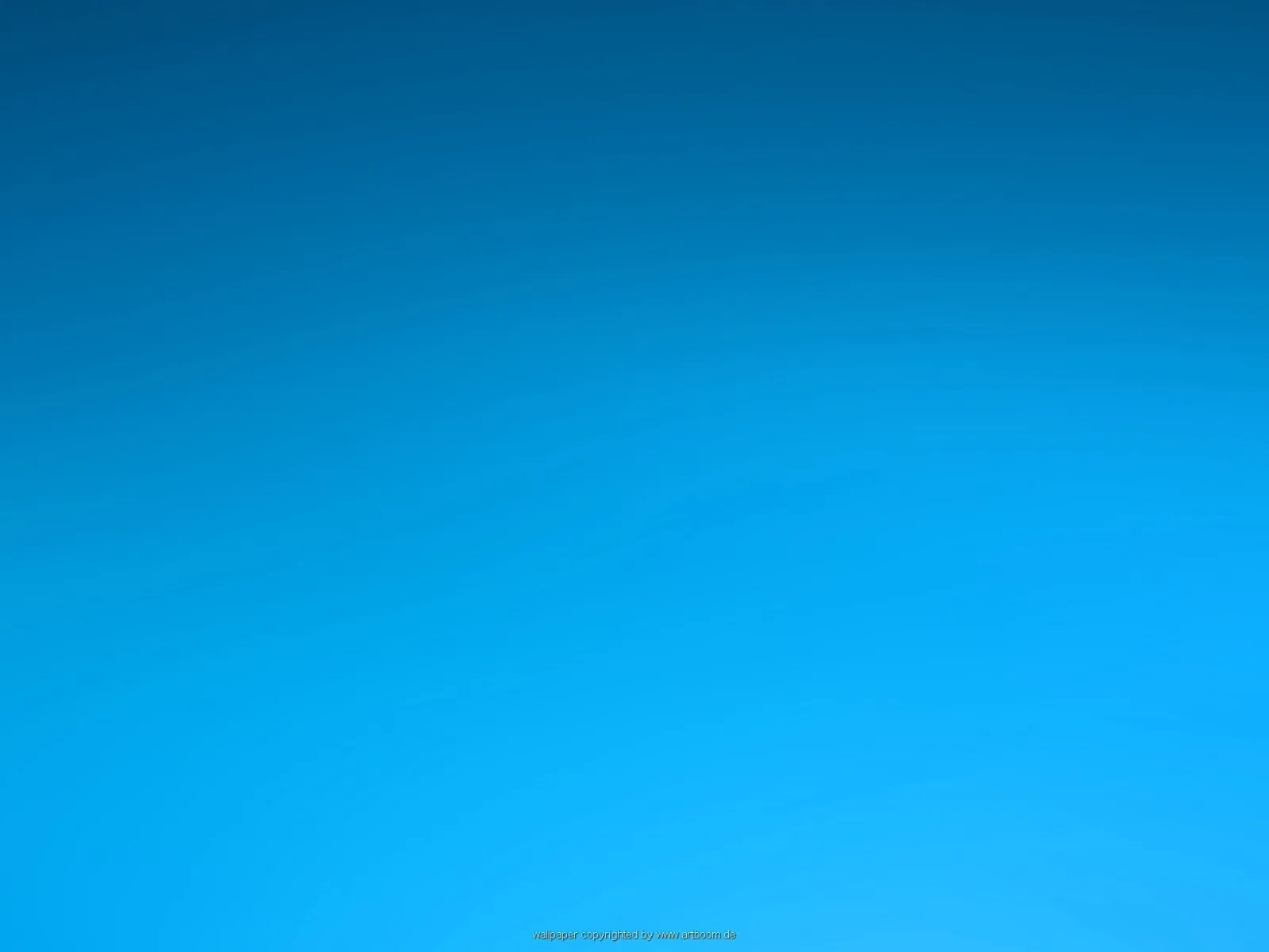 Verwischter Farbverlauf von dunklem Blau oben zu hellem Cyanblau unten, mit einem kleinen Copyright-Schriftzug am unteren Rand.