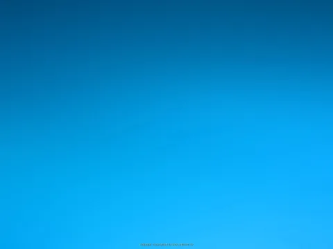 Verwischter Farbverlauf von dunklem Blau oben zu hellem Cyanblau unten, mit einem kleinen Copyright-Schriftzug am unteren Rand.