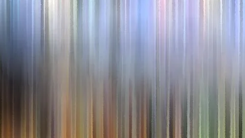 Abstrakte Komposition aus vertikalen, verwischten Streifen in Blau, Grau, Beige und Orange, unten wärmer und dunkler.