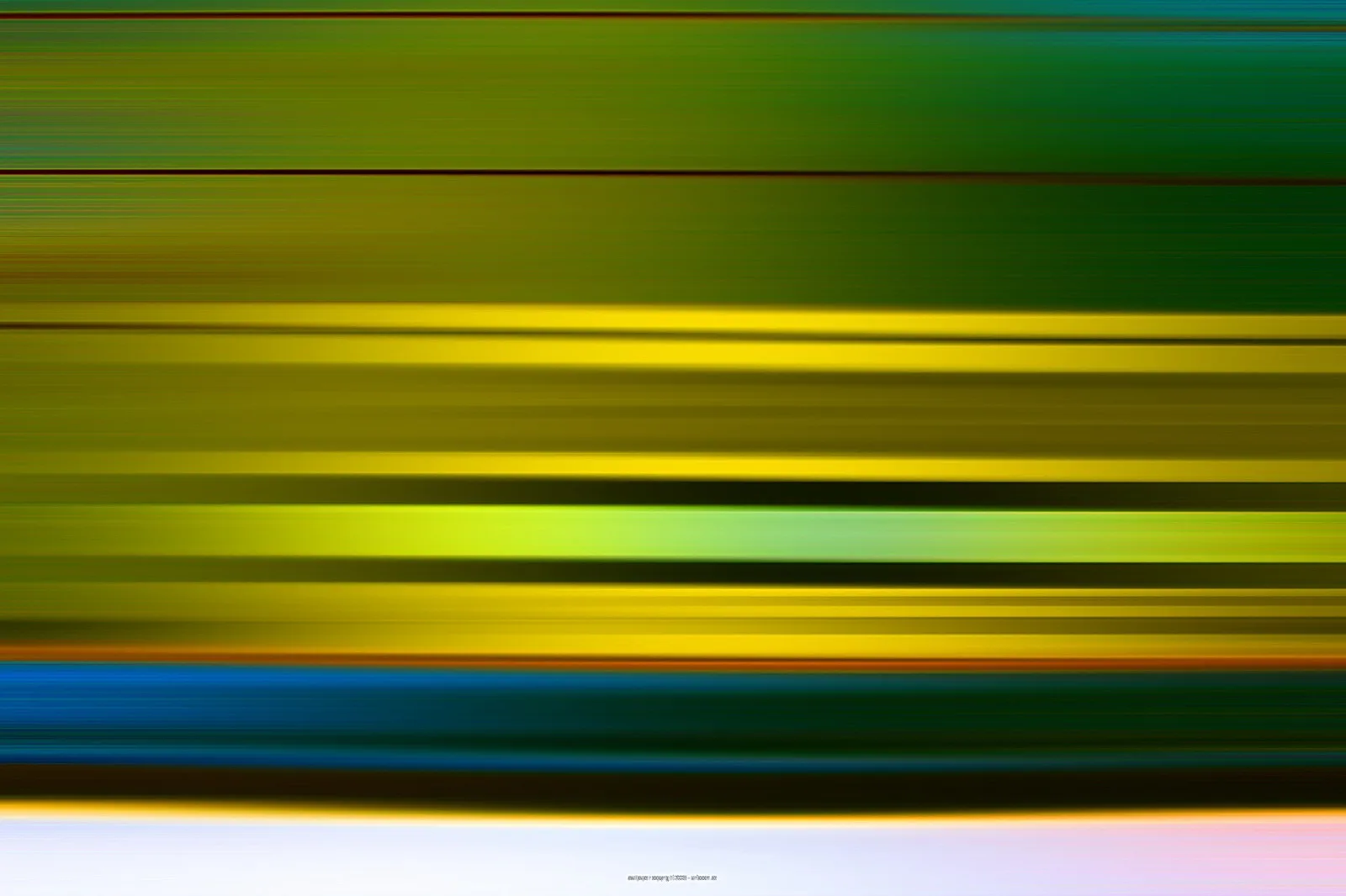 Abstrakte horizontale Streifen in Grün, Gelb, Blau und Weiß, wie eine verwischte Bewegungsaufnahme.
