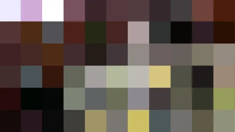 Rasterartiges Mosaik aus unregelmäßig gefärbten Quadraten in Violett, Braun, Schwarz, Grau, Oliv und Gelb, ohne erkennbares figürliches Motiv.
