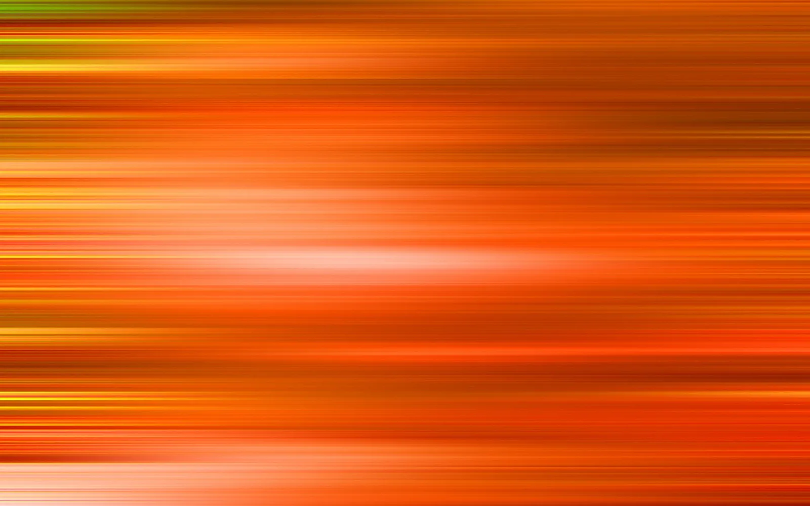 Abstrakte Fläche aus waagerechten, verwischten Streifen in Orange, Rot und Gelb mit einem helleren Lichtfleck in der Bildmitte.