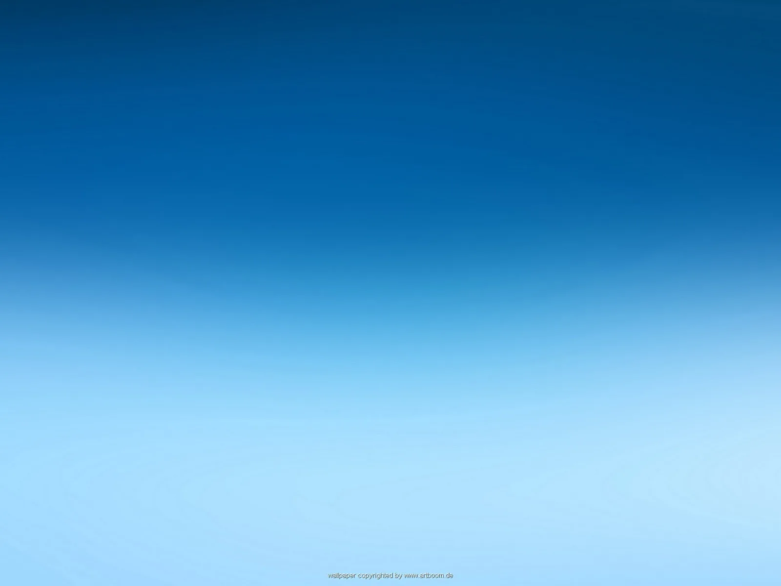 Ein weicher Farbverlauf von dunklem Blau oben zu hellem Hellblau unten, ohne erkennbare Motive.