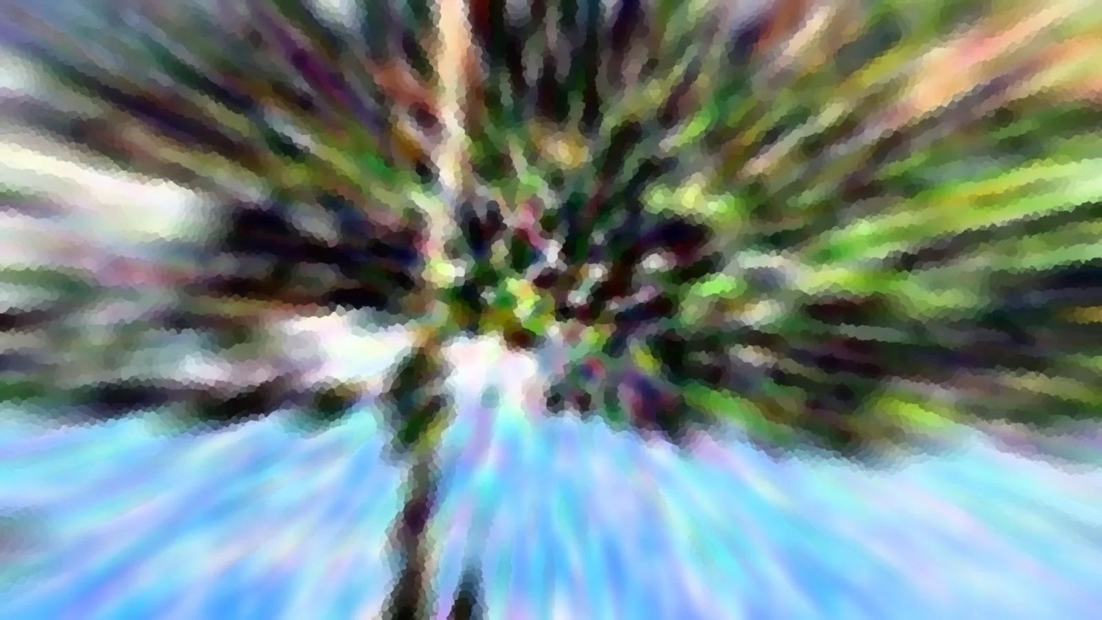 Stark verwischter, pixeliger Baum mit grünen und dunklen Zweigen vor blauem Himmel, radial nach außen gezogen