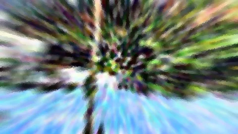 Stark verwischter, pixeliger Baum mit grünen und dunklen Zweigen vor blauem Himmel, radial nach außen gezogen