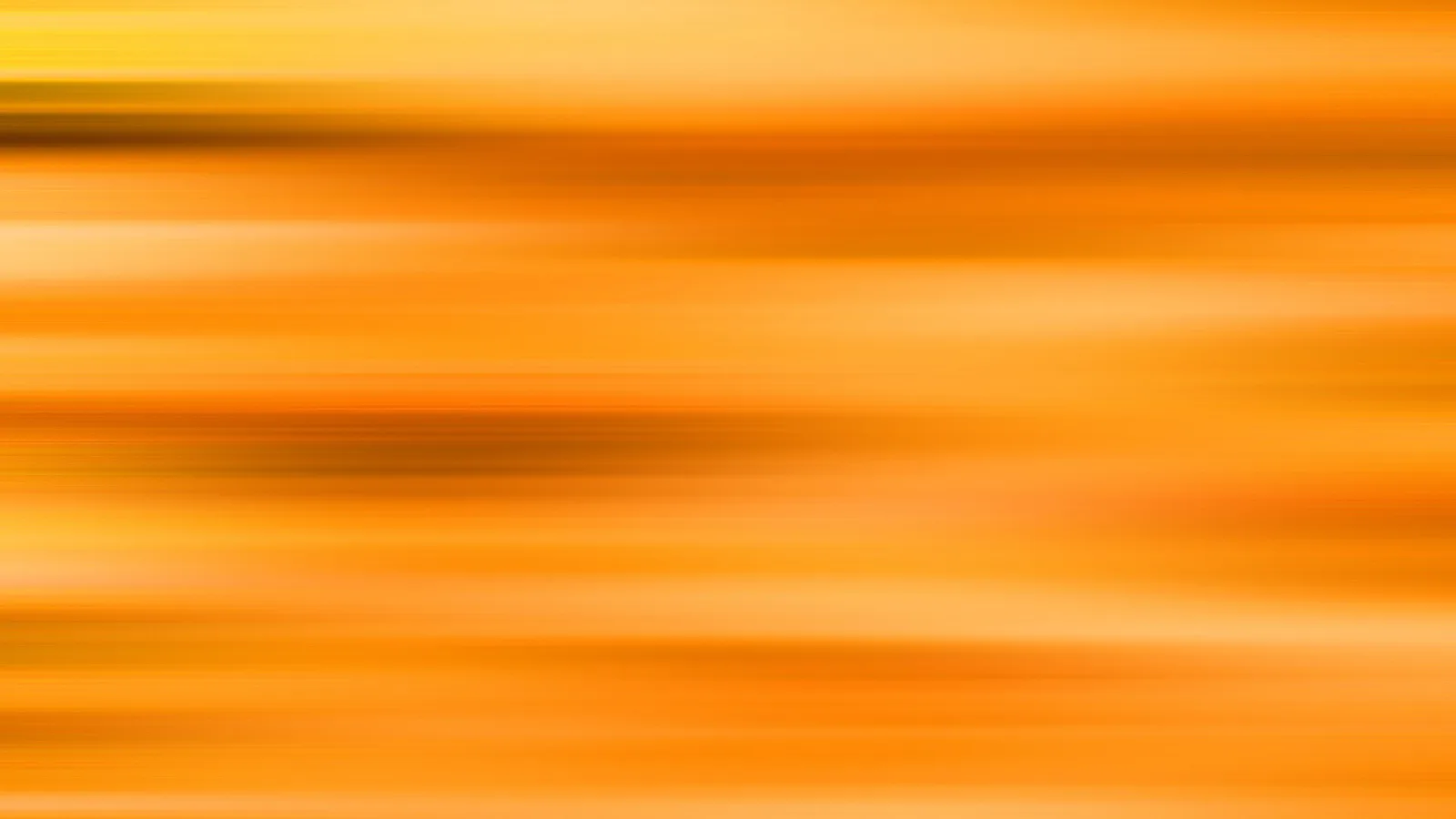 Abstrakte Komposition aus horizontalen, weichgezeichneten Streifen in Orange, Gelb und Braun, dunklere Bänder im Wechsel mit hellen Zonen.