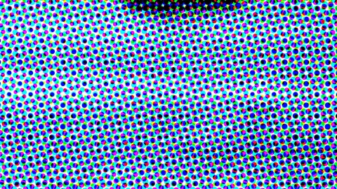 Dichtes Raster aus farbigen Punkten in Cyan, Magenta, Gelb und Schwarz auf weißem Grund, oben verdichten sich die schwarzen Punkte.