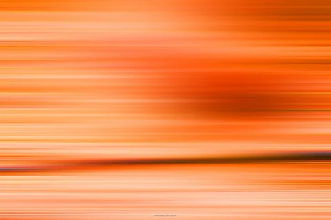 Abstrakte Aufnahme mit horizontalen, orangefarbenen Streifen und einer dunklen Linie im unteren Drittel