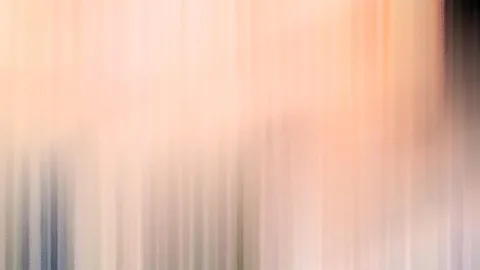 Unscharfe vertikale Streifen in Pfirsich, Rosa und Grau, oben hell und rechts oben dunkel abgeschlossen.