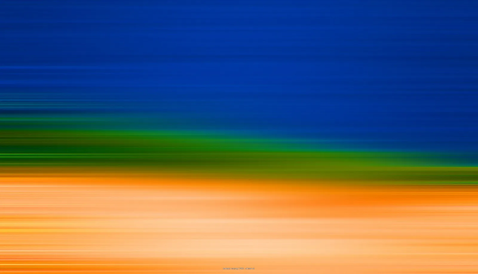 Abstrakte horizontale Schlieren in Blau oben, Grün in der Mitte und Orange unten, wie durch Bewegungsunschärfe entstanden.