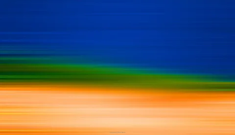 Abstrakte horizontale Schlieren in Blau oben, Grün in der Mitte und Orange unten, wie durch Bewegungsunschärfe entstanden.