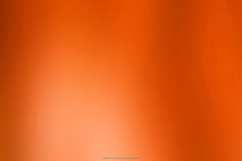 Weicher Farbverlauf in Orange- und Rottönen, unten in der Mitte heller, nach oben und rechts dunkler werdend.