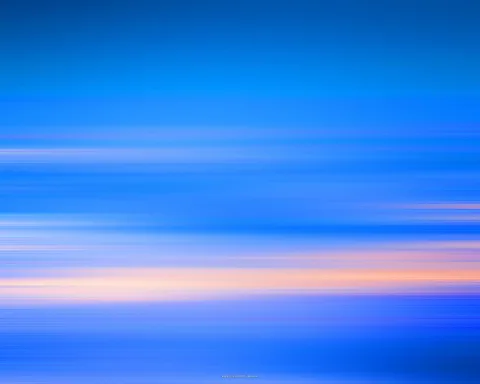 Horizontal verwischte Streifen in Blau mit einem hellen, orangefarbenen Band im unteren Drittel.