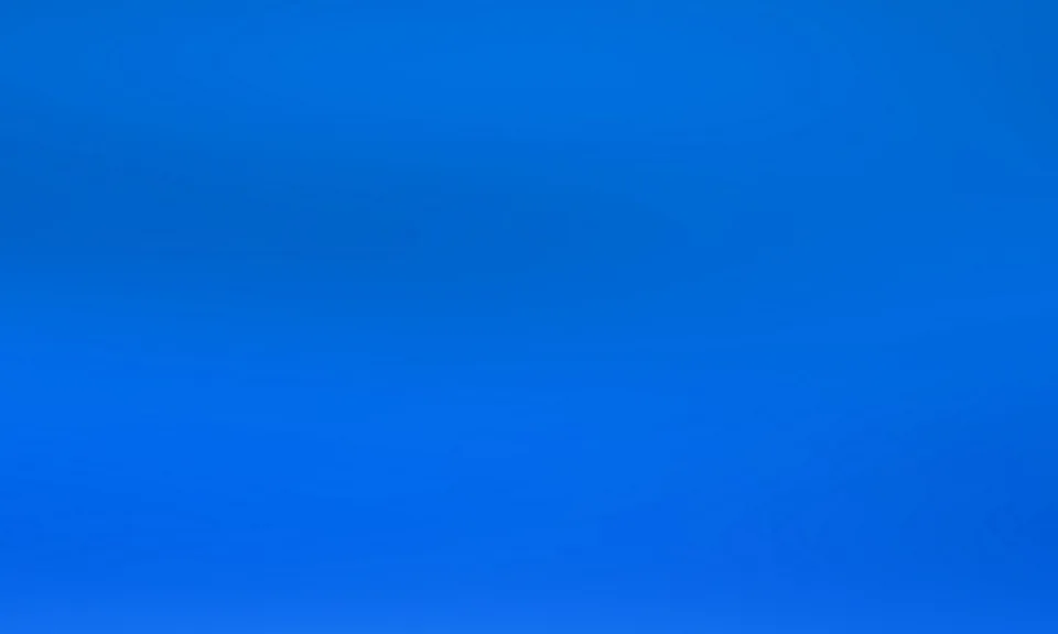 Flächiger blauer Farbverlauf, oben und links etwas dunkler, unten heller, ohne erkennbares Motiv.