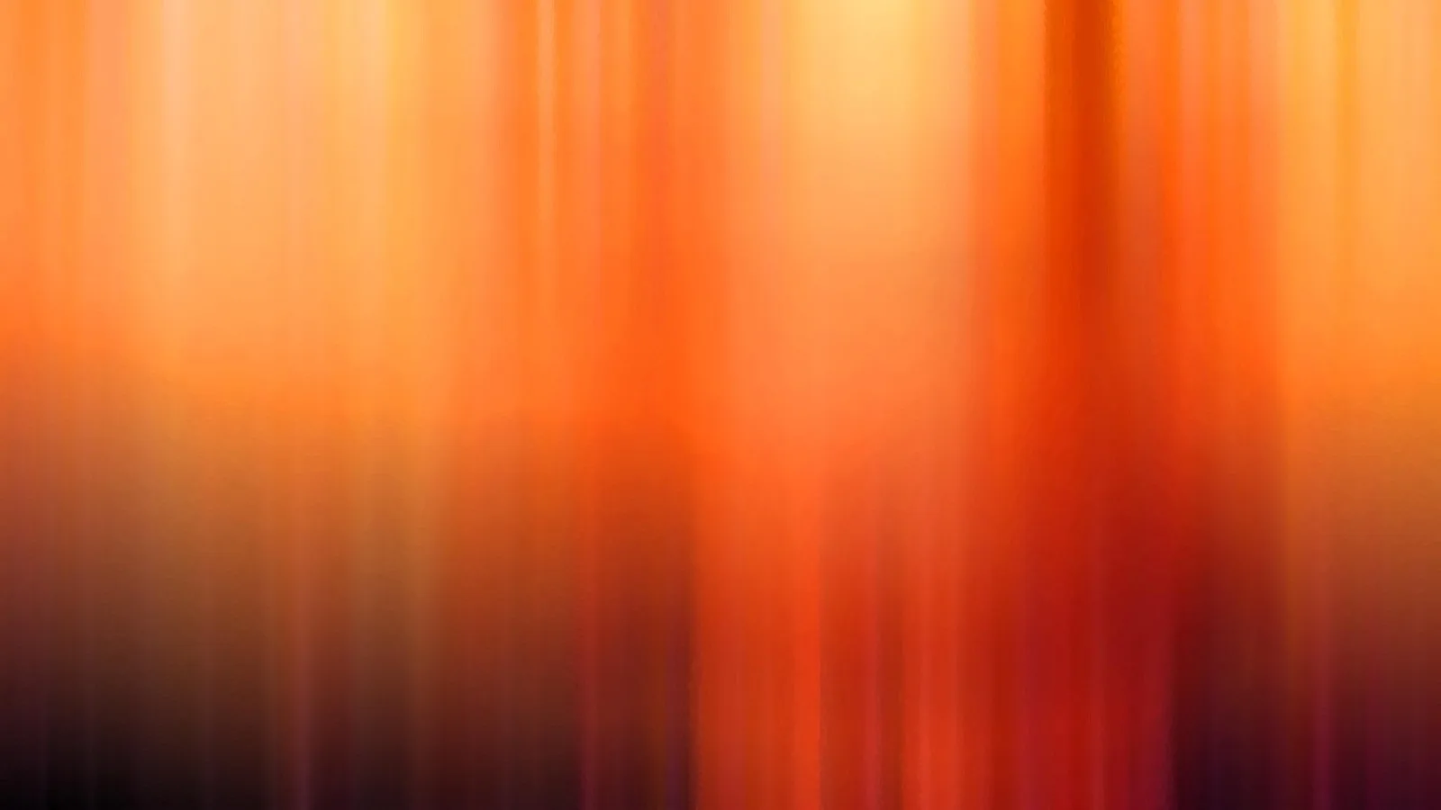 Abstrakte senkrechte Streifen in Orange, Rot und Gelb, die nach unten in dunkles Braunrot übergehen.