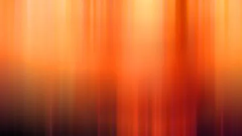 Abstrakte senkrechte Streifen in Orange, Rot und Gelb, die nach unten in dunkles Braunrot übergehen.