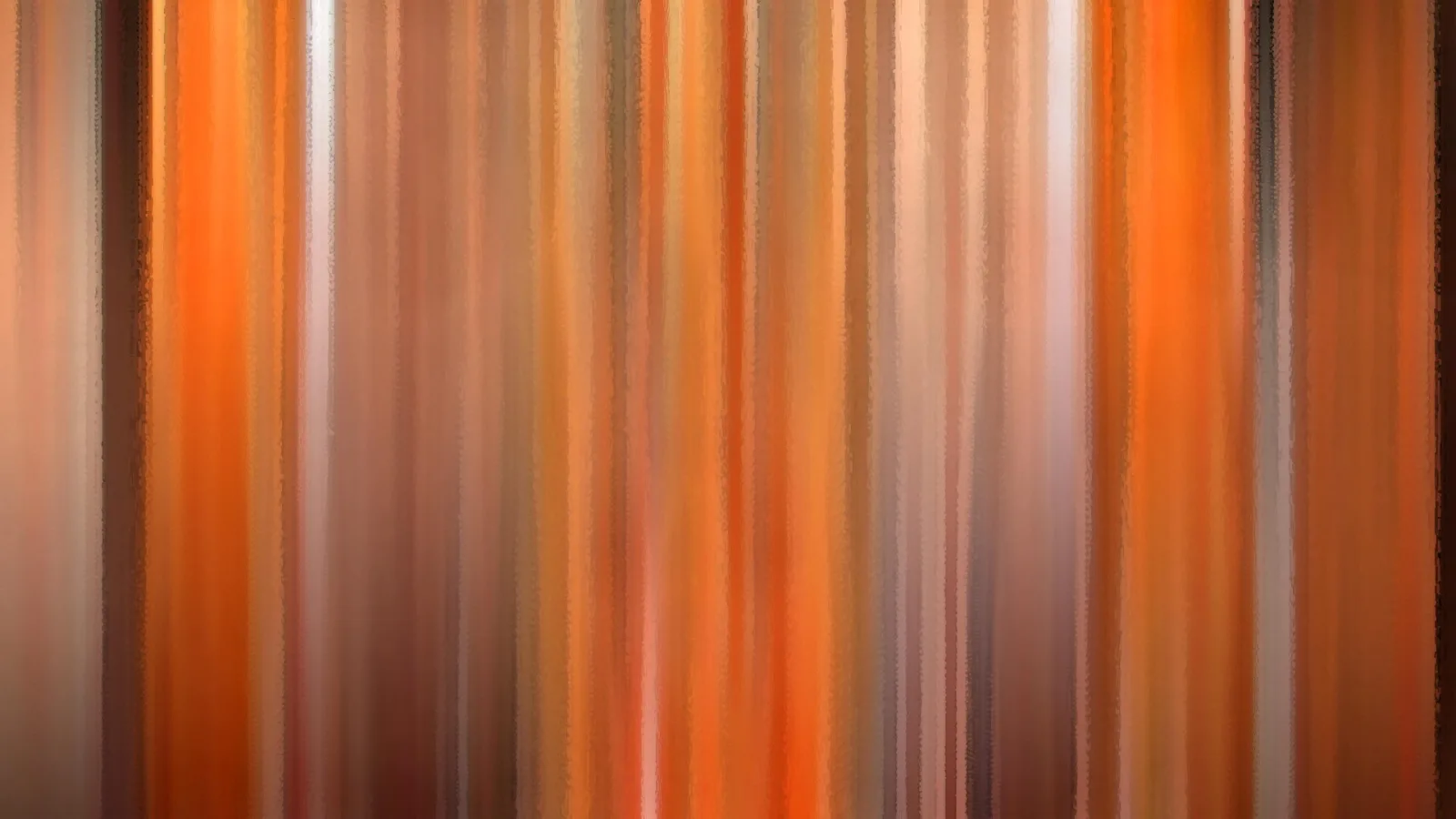 Vertikale orangefarbene und braune Streifen mit weichen, verwischten Kanten.