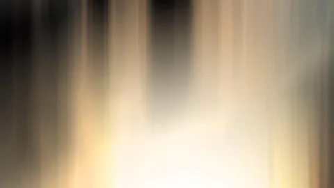 Verwischte senkrechte Streifen in Schwarz, Grau und warmem Beige, unten in der Mitte ein helles Leuchten.