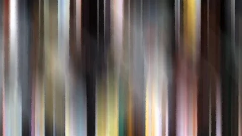 Abstraktes Bild aus vertikalen, verwischten Streifen in Schwarz, Grau, Weiß, Gelb, Rosa und Braun.