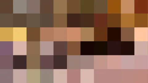 Grobes Mosaik aus quadratischen Blöcken in Braun-, Beige- und Rosétönen ohne erkennbare Details.
