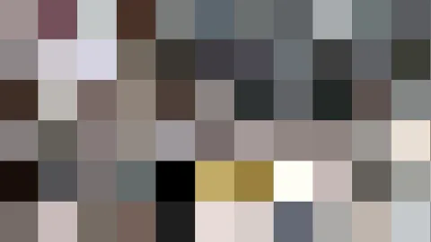 Grobes Pixelmosaik aus grauen, braunen, beigen und wenigen schwarzen und goldenen Feldern in einem Raster ohne erkennbares Motiv.