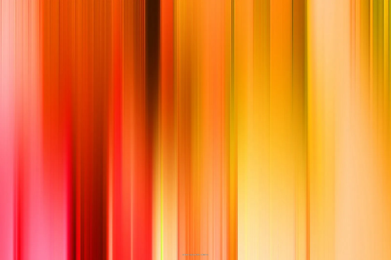 Abstrakte, vertikal verwischte Streifen in Rot, Orange, Gelb und Pink, die von links nach rechts in warmen Farbverläufen ineinander übergehen.