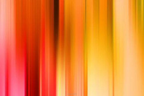 Abstrakte, vertikal verwischte Streifen in Rot, Orange, Gelb und Pink, die von links nach rechts in warmen Farbverläufen ineinander übergehen.