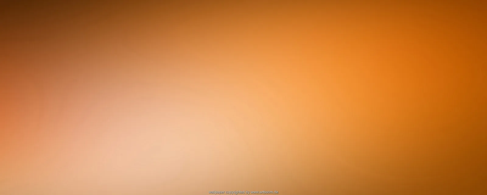 Weicher Farbverlauf von dunklem Braun links oben über helles Creme in der Mitte bis zu kräftigem Orange rechts.