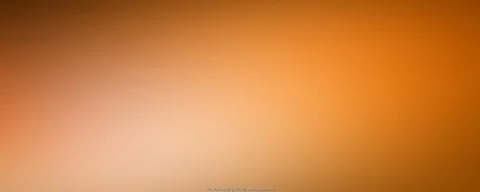 Weicher Farbverlauf von dunklem Braun links oben über helles Creme in der Mitte bis zu kräftigem Orange rechts.
