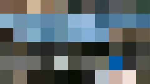 Abstraktes Mosaik aus quadratischen Farbfeldern in Blau, Grau, Braun und Schwarz, dazu ein leuchtend blaues und ein blassrosa Feld