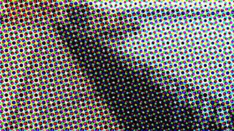 Dichtes Raster aus bunten Punkten in Rot, Grün, Blau, Gelb, Cyan und Magenta auf weißem Grund, in der Mitte und unten rechts verdichten sich die Punkte zu einer großen schwarzen Fläche.