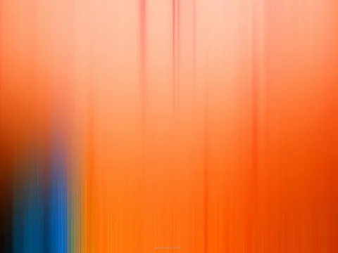 Abstrakte vertikale Schlieren in Orange und Rot, links unten ein blauer Streifen vor dunklem Rand