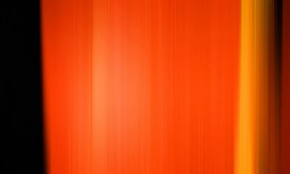 Vertikale orangefarbene Streifen mit weichem Verlauf, links schwarzer Rand, rechts ein gelber Lichtbalken.