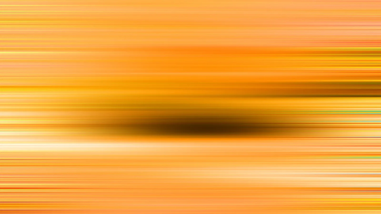 Abstrakte Bewegungsunschärfe aus horizontalen orangefarbenen und gelben Streifen, in der Mitte ein dunkler Schatten.