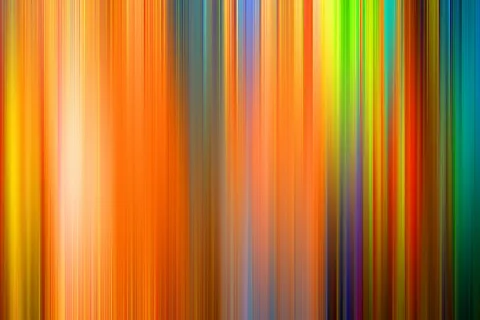 Abstrakte Komposition aus vertikalen, unscharfen Streifen in Orange, Gelb, Grün, Blau und Violett, mit einer hellen Zone im linken Drittel.
