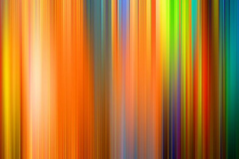 Abstrakte Komposition aus vertikalen, unscharfen Streifen in Orange, Gelb, Grün, Blau und Violett, mit einer hellen Zone im linken Drittel.