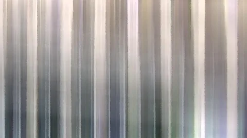 Abstrakte Komposition aus senkrechten Streifen in Grau, Weiß, Blaugrau und einem Hauch Grün mit weich verwischten Rändern.