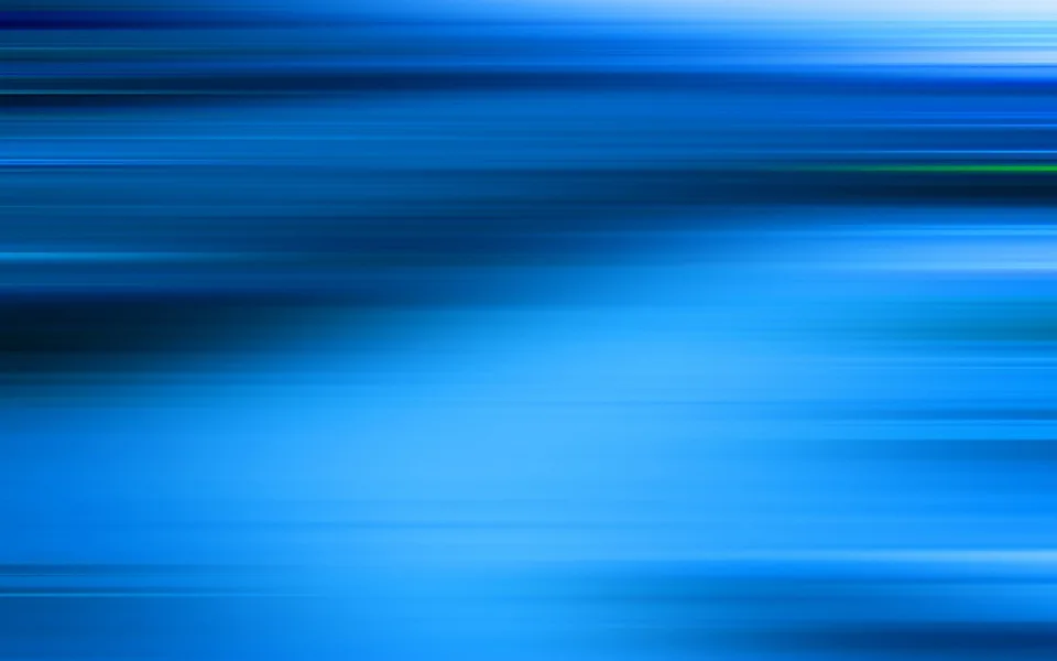 Horizontal verwischte Streifen in Blau- und Türkistönen, oben dunkler, zur unteren Bildhälfte hin heller, mit einem schmalen grünen Akzent rechts oben.