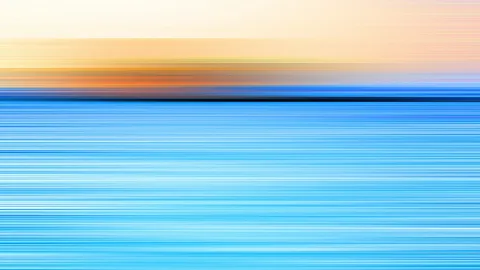 Abstrakte Komposition aus horizontalen Streifen: oben cremefarbener bis oranger Verlauf, darunter ein dunkler Übergang zu leuchtendem Blau mit feinen weißen Linien.