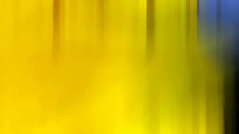Abstrakte vertikale Schlieren in Gelb, Gold und Dunkelbraun, am rechten Rand ein blauer Streifen.