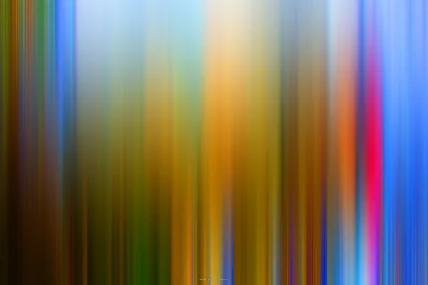 Abstrakte Komposition aus senkrechten, verwischten Streifen in Blau, Gelb, Orange, Grün und Pink, die von links nach rechts ineinander übergehen.