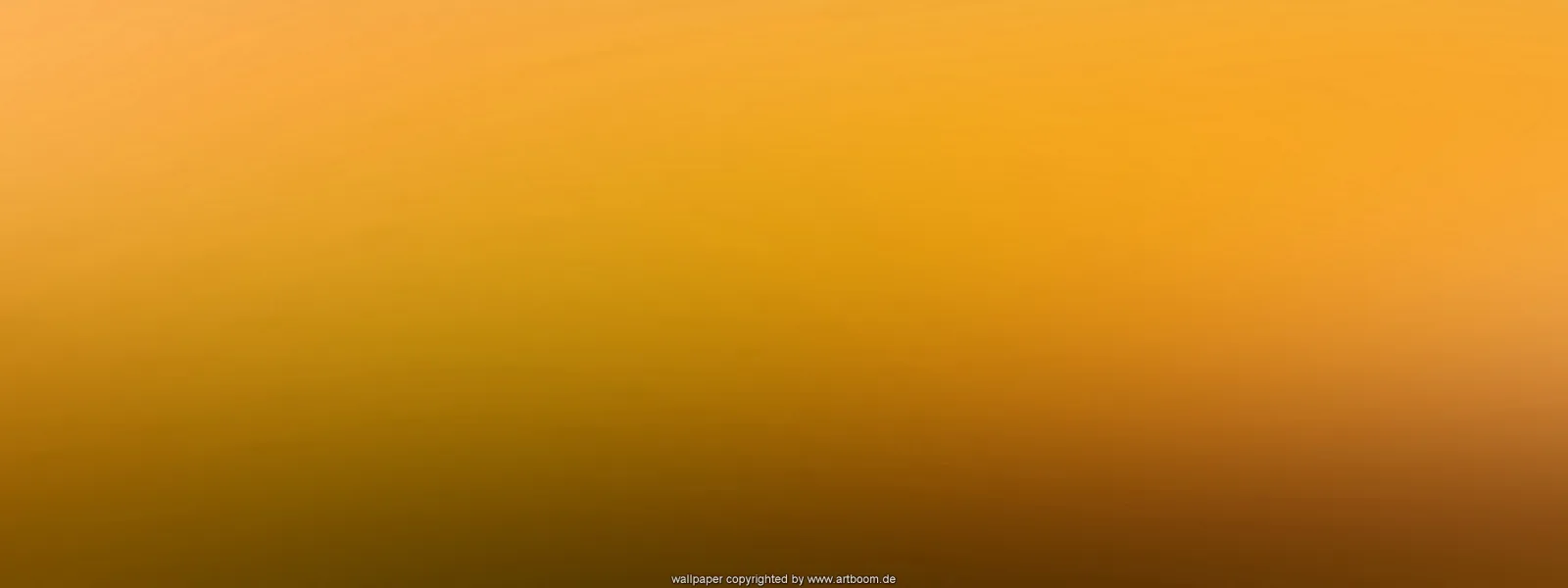 Unscharfer Verlauf von hellem Orange oben zu dunklem Braun unten, mit einem kleinen Wasserzeichen am unteren Rand.