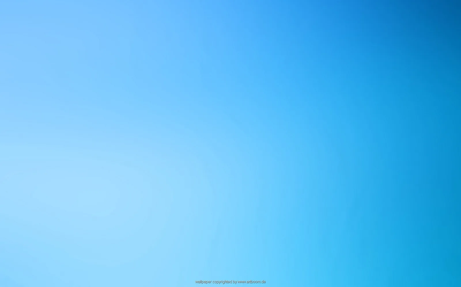 Ein gleichmäßiger Verlauf von hellem Himmelblau links unten zu tiefem Blau rechts oben, ohne erkennbare Motive.