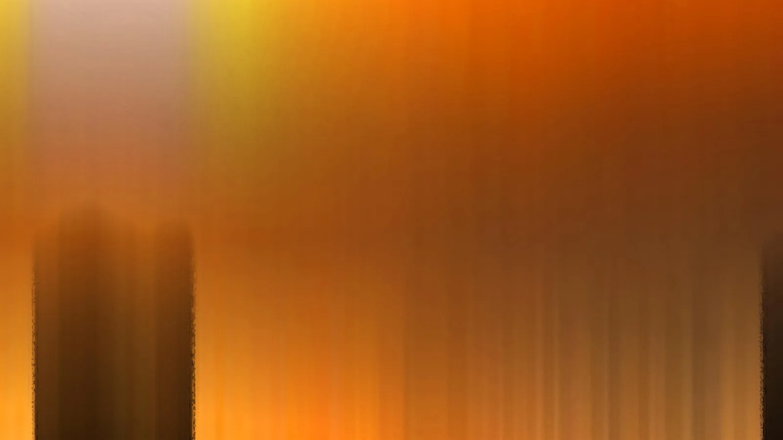 Abstraktes Bild mit vertikalen Bewegungsschlieren in Orange, Gelb und Braun, links und rechts dunkle Schatten.