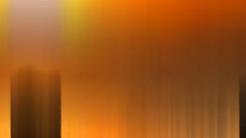 Abstraktes Bild mit vertikalen Bewegungsschlieren in Orange, Gelb und Braun, links und rechts dunkle Schatten.