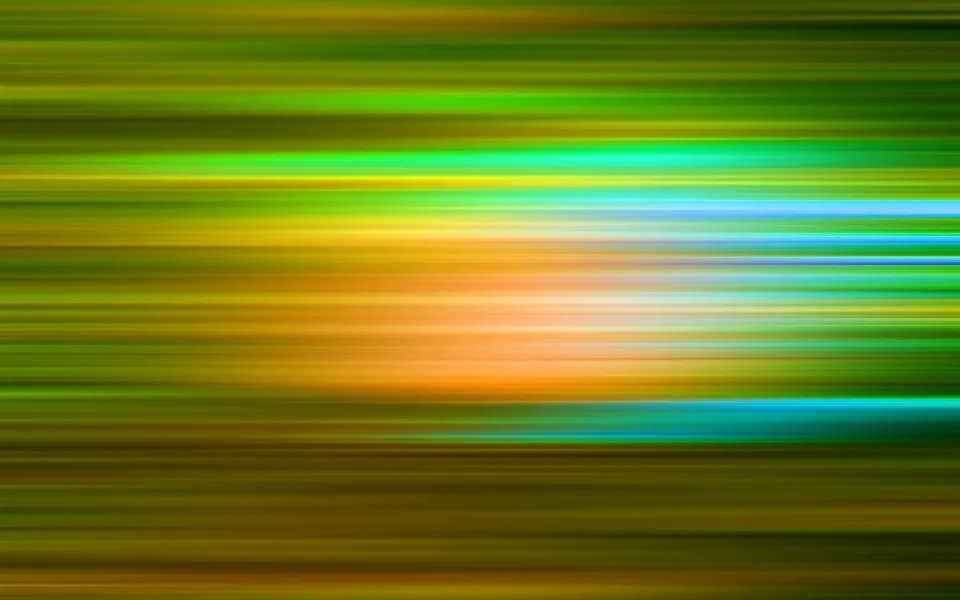 Abstrakte horizontale Streifen in Grün, Gelb, Orange und Türkis, in der Mitte zu einem warmen Leuchten verlaufend.