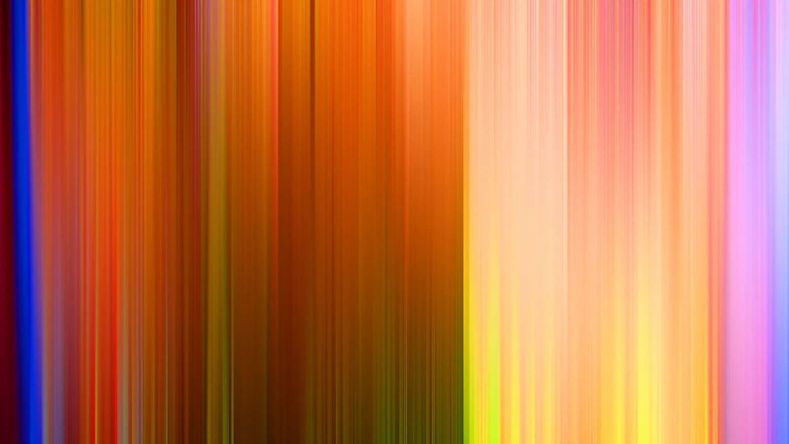 Abstrakte Komposition aus senkrechten, verwischten Streifen in Orange, Gelb, Rot, Violett und einem blauen Streifen am linken Rand.