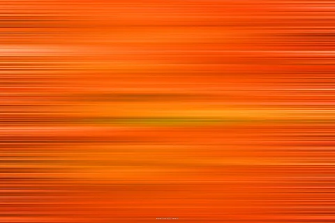 Abstrakte Fläche aus waagerechten orangefarbenen und roten Streifen mit helleren gelben Akzenten in der Mitte